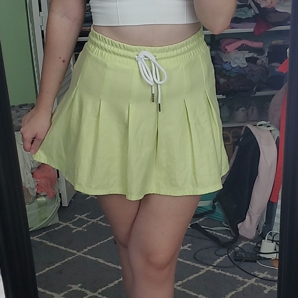 Junior’s Tennis Skirt - Picture 2 of 4